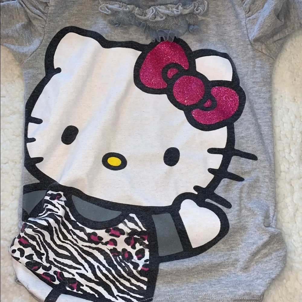 Hello Kitty Outfit - Picture 3 of 5